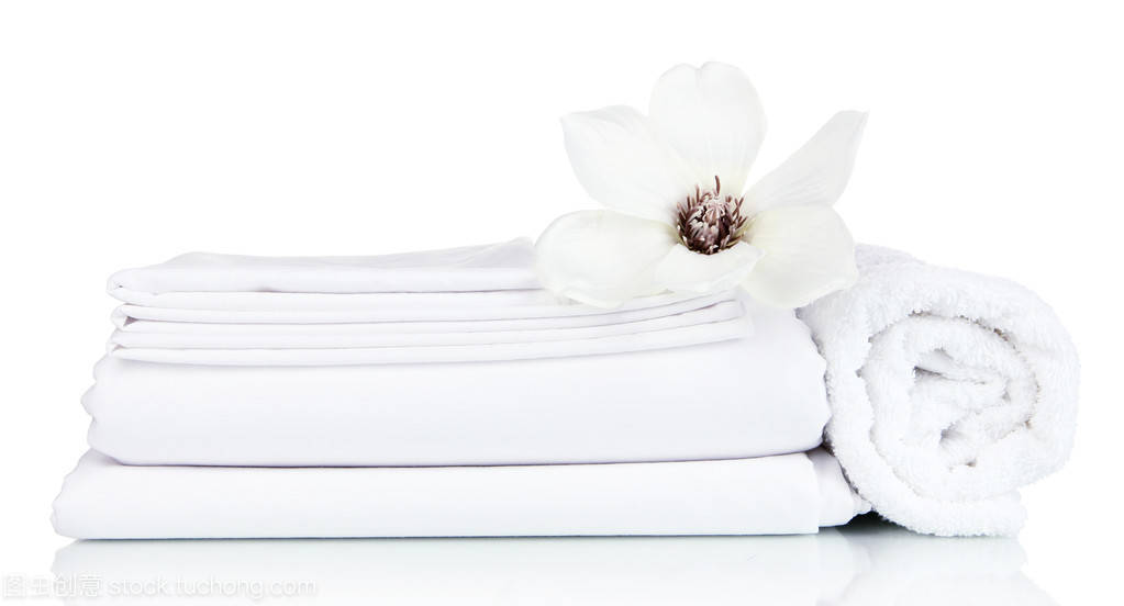 純白守護(hù) 堆疊藝術(shù)與清潔床品的完美融合